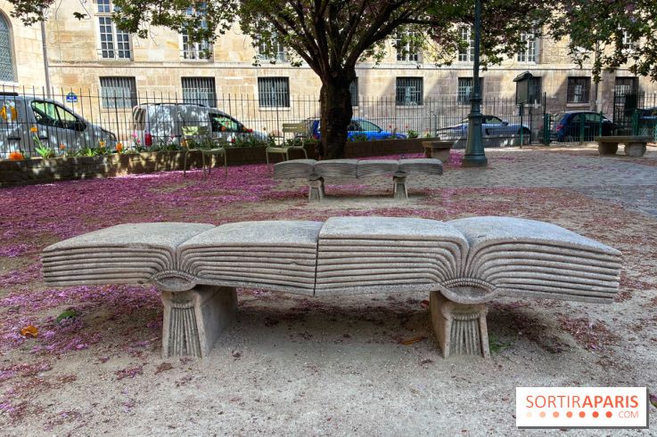 Ce parc parisien dans le 6e arrondissement cache deux bancs en forme de livre