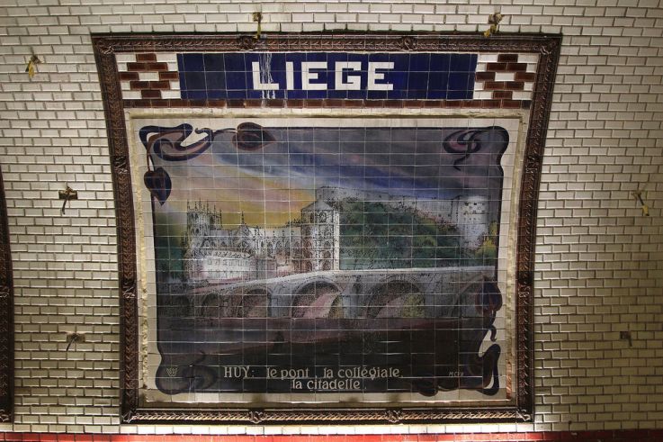 Cette station de la ligne 13 cache de superbes fresques en céramique 