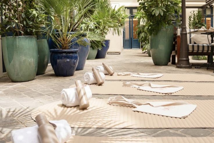 Cours de pilates en plein air et aperitivo sur la terrasse d'un hotel parisien