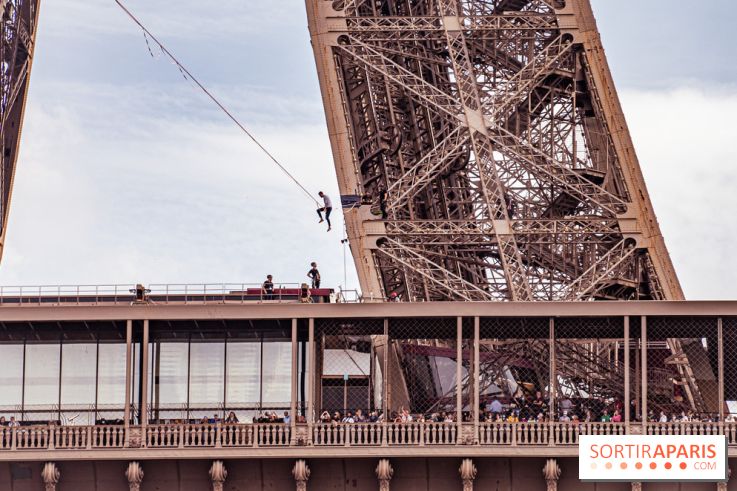 Le Funambule Nathan Paulin traverse le Trocadéro de la Tour Eiffel au Théâtre Chaillot