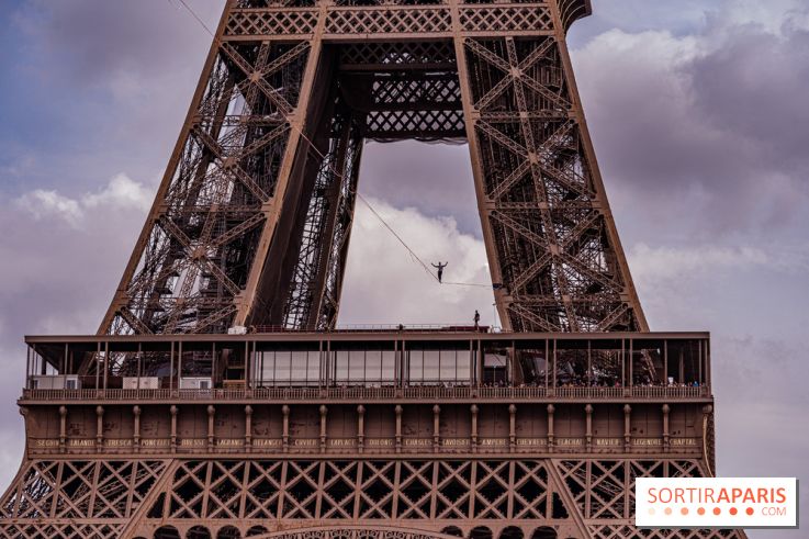 Le Funambule Nathan Paulin traverse le Trocadéro de la Tour Eiffel au Théâtre Chaillot