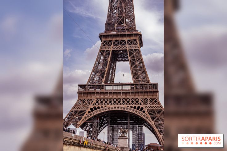 Le Funambule Nathan Paulin traverse le Trocadéro de la Tour Eiffel au Théâtre Chaillot