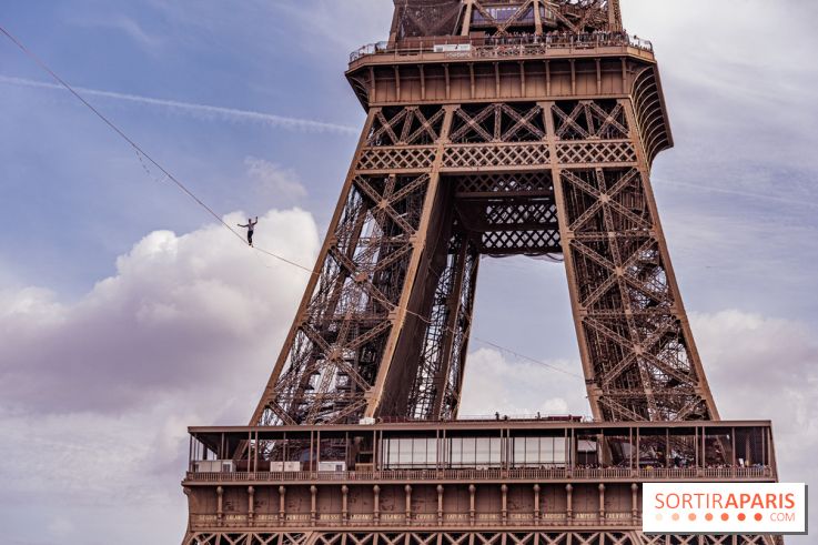 Le Funambule Nathan Paulin traverse le Trocadéro de la Tour Eiffel au Théâtre Chaillot