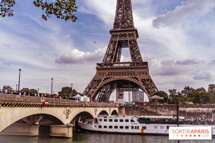 Le Funambule Nathan Paulin traverse le Trocadéro de la Tour Eiffel au Théâtre Chaillot