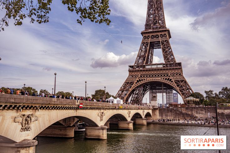 Le Funambule Nathan Paulin traverse le Trocadéro de la Tour Eiffel au Théâtre Chaillot