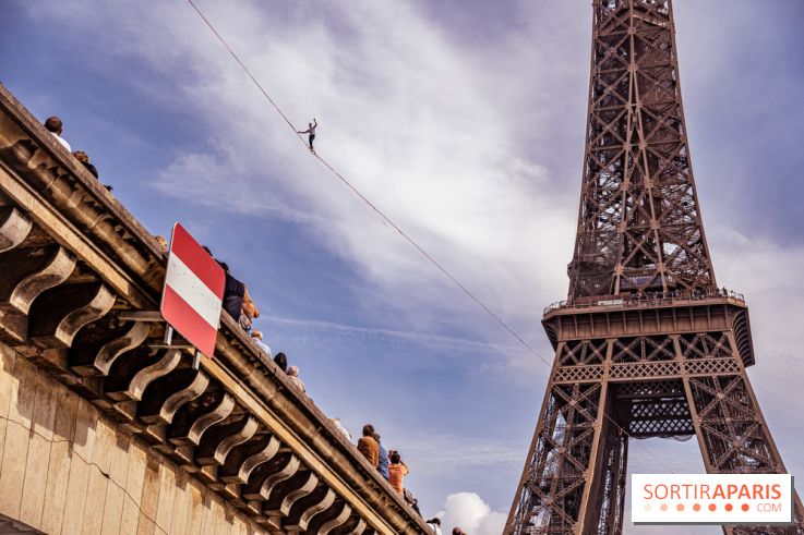 Le Funambule Nathan Paulin traverse le Trocadéro de la Tour Eiffel au Théâtre Chaillot