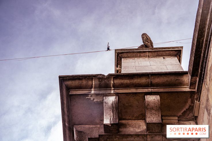 Le Funambule Nathan Paulin traverse le Trocadéro de la Tour Eiffel au Théâtre Chaillot