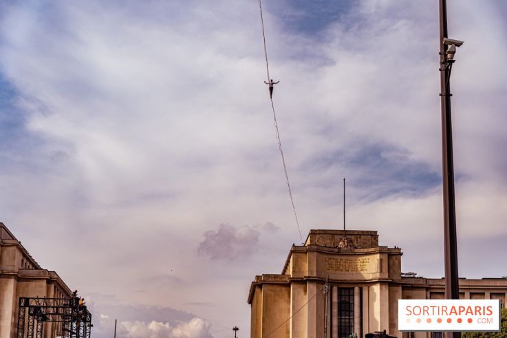 Le Funambule Nathan Paulin traverse le Trocadéro de la Tour Eiffel au Théâtre Chaillot