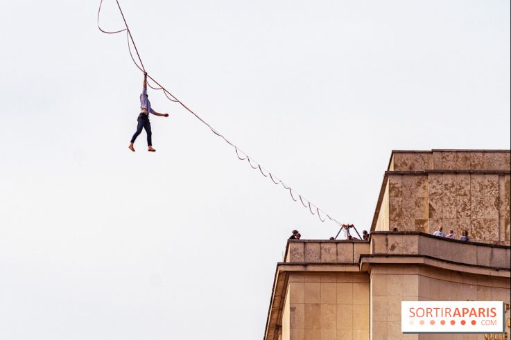 Le Funambule Nathan Paulin traverse le Trocadéro de la Tour Eiffel au Théâtre Chaillot