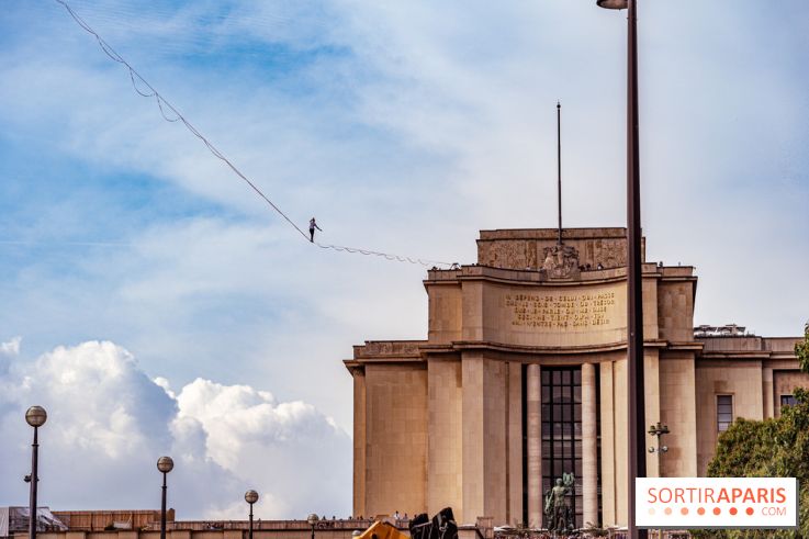 Le Funambule Nathan Paulin traverse le Trocadéro de la Tour Eiffel au Théâtre Chaillot