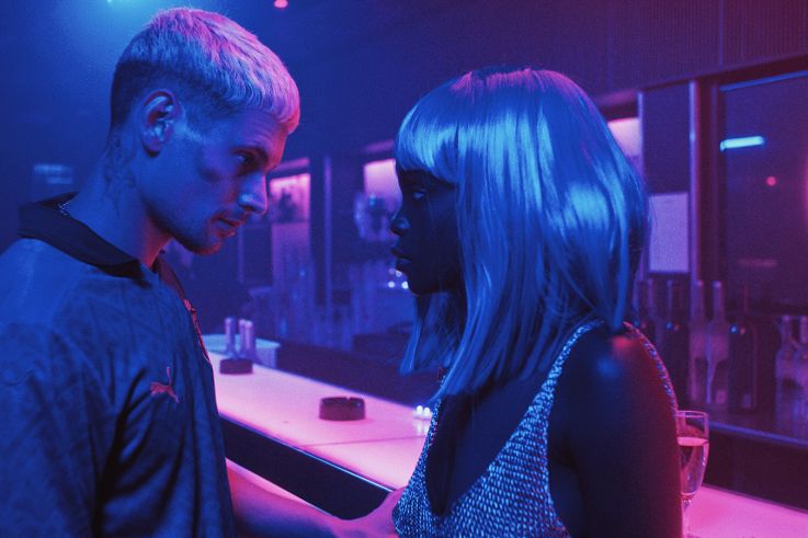 Du crépitement sous les néons