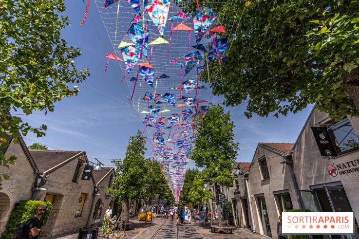 Le ciel de cerfs volants à Bercy Village 