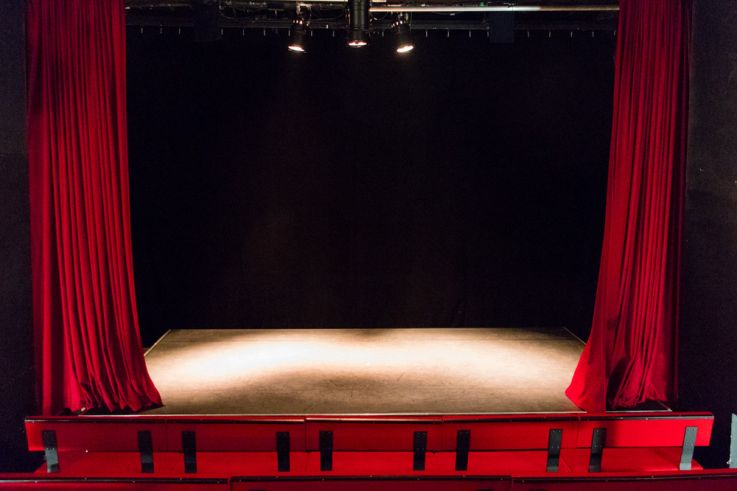 Sorcière, Pirate et Crocodile : Spectacle Envoûtant au Théâtre du Marais à Paris