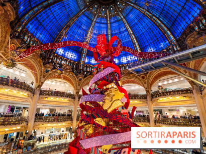 Vitrines et sapin de Noël des Galeries Lafayettes avec Clara Luciani - photos