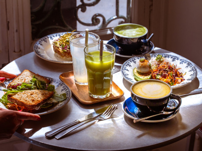 Le Pont Traversé, le coffee shop L'exposition en plein air de Yann Arthus Bertrand a été saccagée par les supporters ce mercredi soir, l'artiste a lancé un appel à l'aide 👉https://sortiraparis.com/r/ajypUfeN gluten se réinvente - table