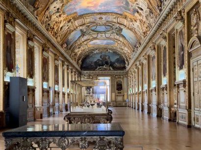 Musée du Louvre : Pourquoi la galerie d'Apollon est-elle considérée comme l'ancêtre de la galerie des Glaces de Versailles ?