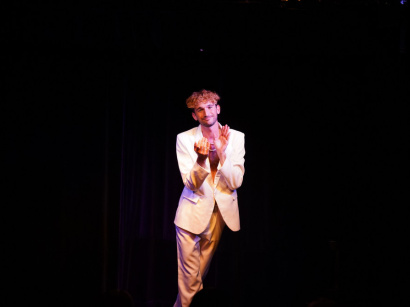 Allié.e.s et plus si affinités : le seul en scène de Valentin Lacouture au théâtre Le Bout