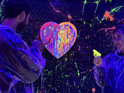 Saint-Valentin à Paris : un atelier de peinture en duo sous UV chez Paint Invaders