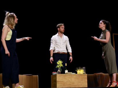 Un caillou dans la chaussure à l’Apollo Théâtre à Paris : une comédie de boulevard sur le mensonge