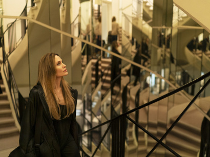 Coutures : dans les coulisses de la mode et de la vie avec Angelina Jolie - notre avis