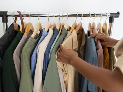 Des vêtements de seconde main offerts gratuitement aux étudiants dans cette boutique parisienne