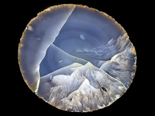 Rêveries de pierres : Poésie et minéraux de Roger Caillois  - Agate, Probablement Rio Grande do Sul (Brésil), Paris, MNHN, collection de minéraux et gemmes, cliché François Farges 1500x1000