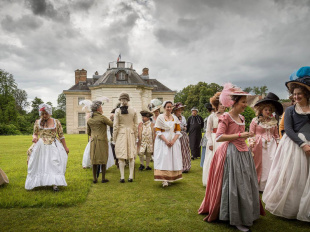 Visite théâtralisée inédite au Pavillon royal de la Muette - Corinne et Alain WARNIER   02