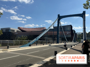 Pont suspendu bleu sur l'île Seguin près d'un complexe cinématographique