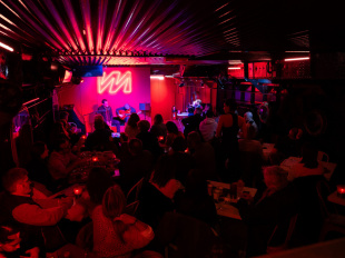 "No Saint-Valentin" : une contre-soirée gratuite à bord d'une péniche au cœur de Paris