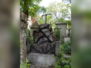 Connaissez-vous l’histoire de cette mystérieuse tombe cryptée au Père Lachaise ?