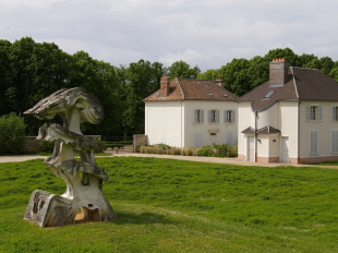Cet ancien pavillon de chasse en région parisienne cache un jardin de sculptures monumentales 