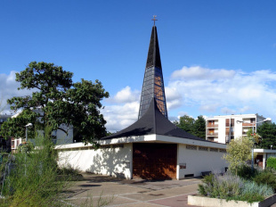 L'architecture étonnante de cette église de région parisienne fait penser à une nageoire