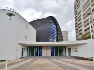 Cette cathédrale aux portes de Paris a des airs de vaisseau spatial