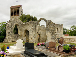 Ce cimetière francilien abrite les vestiges d'une des plus anciennes églises du Vexin