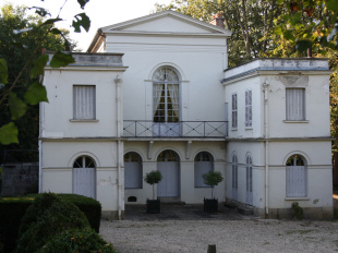 Ce temple est l'un des derniers vestiges d'un château disparu en région parisienne