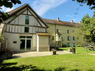 Caché dans un village d'artiste, cet ancien moulin à eau abrite un musée