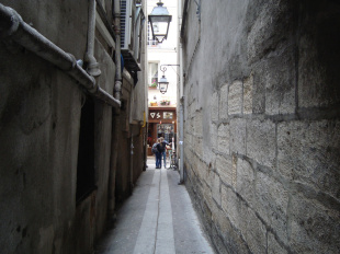 Pourquoi cette minuscule rue du Quartier latin porte-t-elle un nom si étrange ?