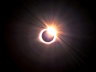 Eclipse solaire du 12 août : à partir de quel heure peut on observer le phénomène et quand aura lieu le pic ?