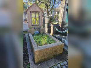 À Paris, cette tombe insolite prend la forme d’une maisonnette avec ses occupants à la fenêtre