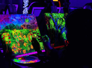 Paint Me Up à Paris : l'atelier peinture avec lumière UV dans le 5e arrondissement