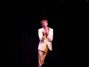 Allié.e.s et plus si affinités : le seul en scène de Valentin Lacouture au théâtre Le Bout