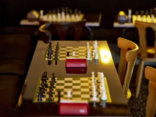 ce speakeasy dans un restaurant vous propose de jouer aux échecs