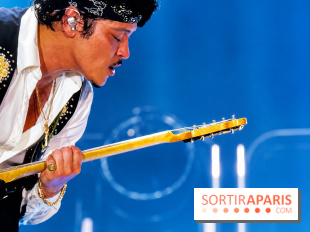 Bruno Mars, guitare en main au Stade de France