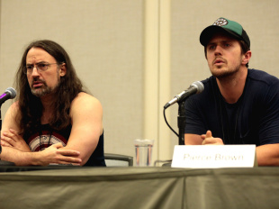 Pierce Brown avec Jim Butcher au Phœnix Comicon en 2017