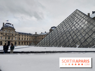 La Neige à Paris - Musée du Louvre pyramide