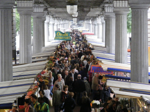 Le marché de Grenelle, le marché du 15e arrondissement sous le métro aérien