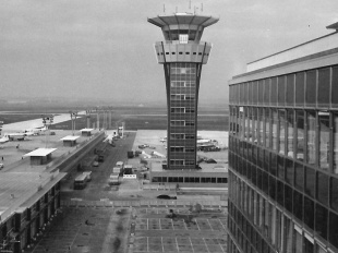 Éphéméride du 3 octobre à Paris : Chris Marker tourne à l'aéroport d'Orly les scènes de La Jetée