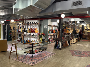 Paul Beuscher à Paris : l’adresse culte des musiciens rouvre avec guitares, concerts et studios