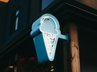 Une célèbre maison de mode distribue des glaces italiennes gratuites sur une terrasse à Paris