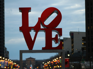Art Basel 2026 : Robert Indiana installe un Love Wall sur la place Clémenceau à Paris